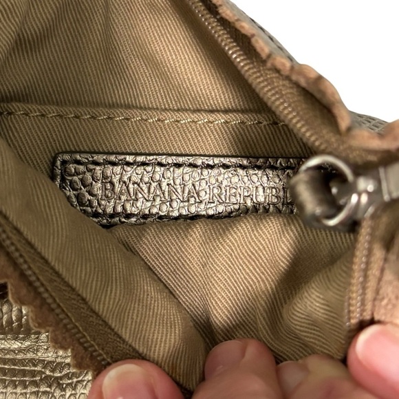 BANANA REPUBLIC - GOLD TONE CROSSBODY COMPACT BAG - 24” NON-ADJUSTABLE STRAP S2 - Picture 8 of 11